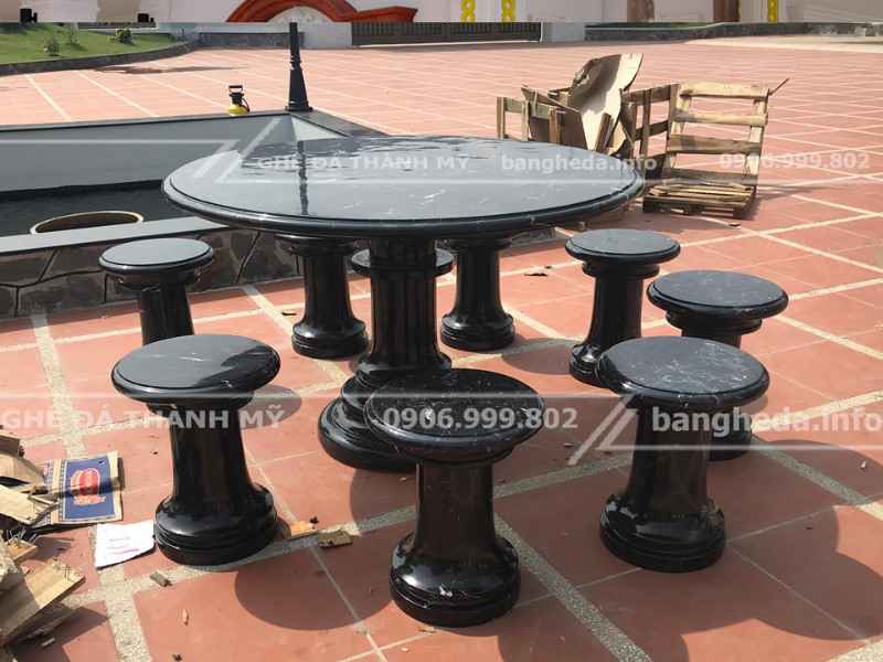 Thành Mỹ bán Bàn ghế đá tự nhiên đen bóng