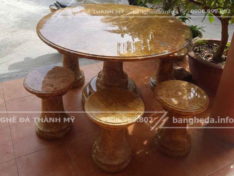 bàn ghế đá tự nhiên màu vàng