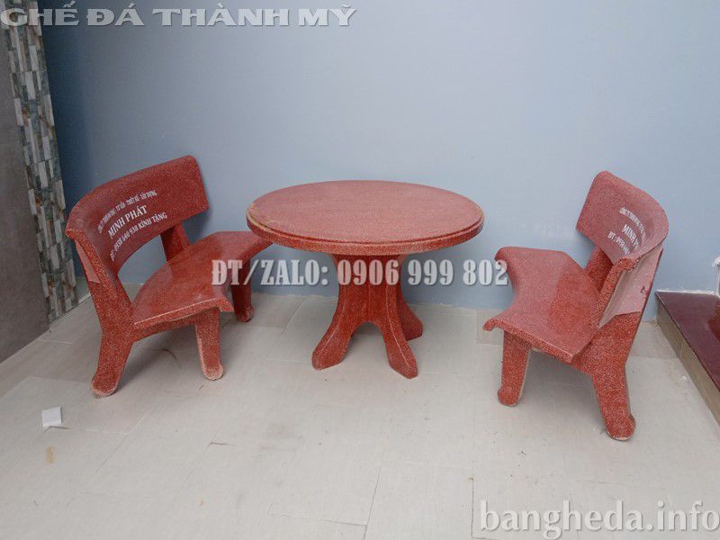 Bộ bàn ghế đá tròn màu đỏ 2 ghế cong