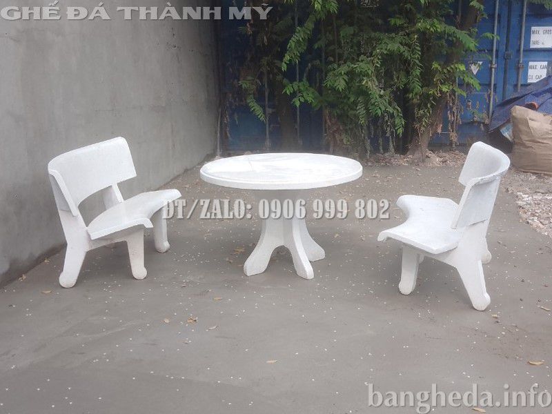bàn ghế đá tròn màu trắng 2 ghế cong