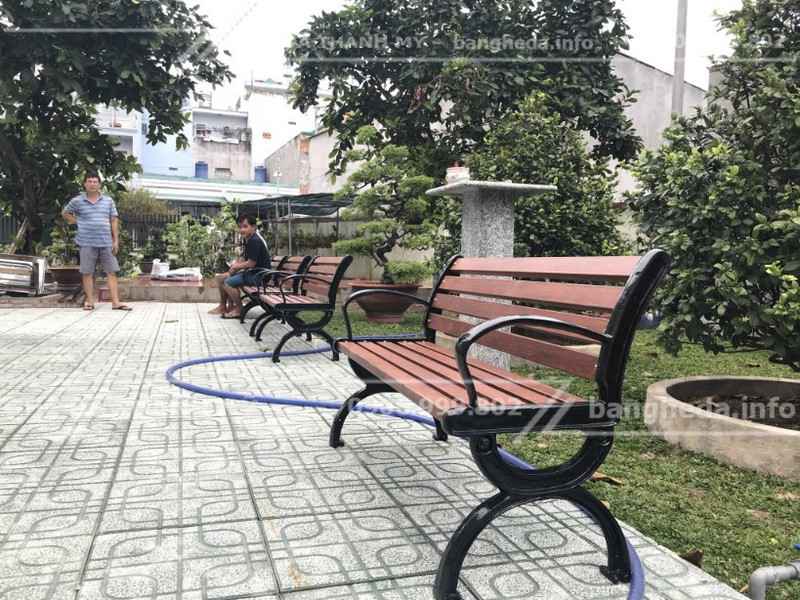 bàn ghế gang đúc 2