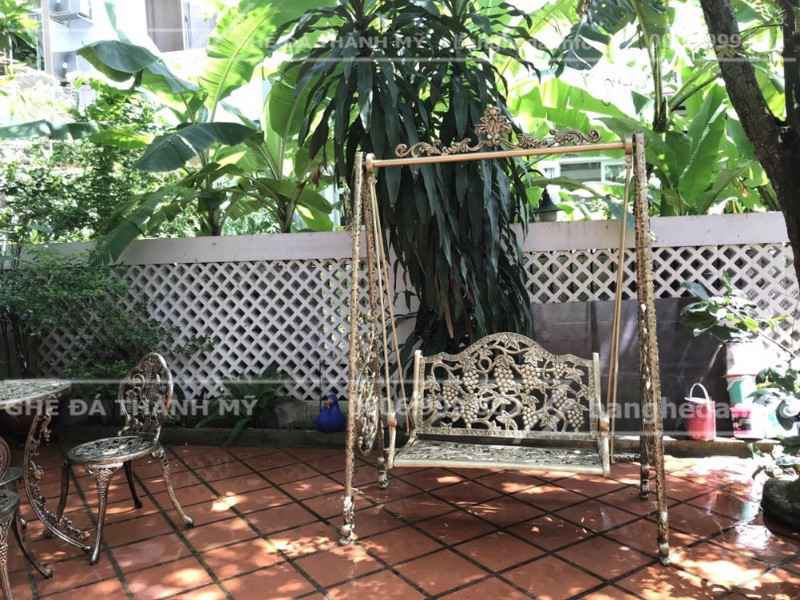 bàn ghế gang đúc ngoài trời 4