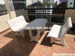 Bàn ghế đá liền tựa màu trắng