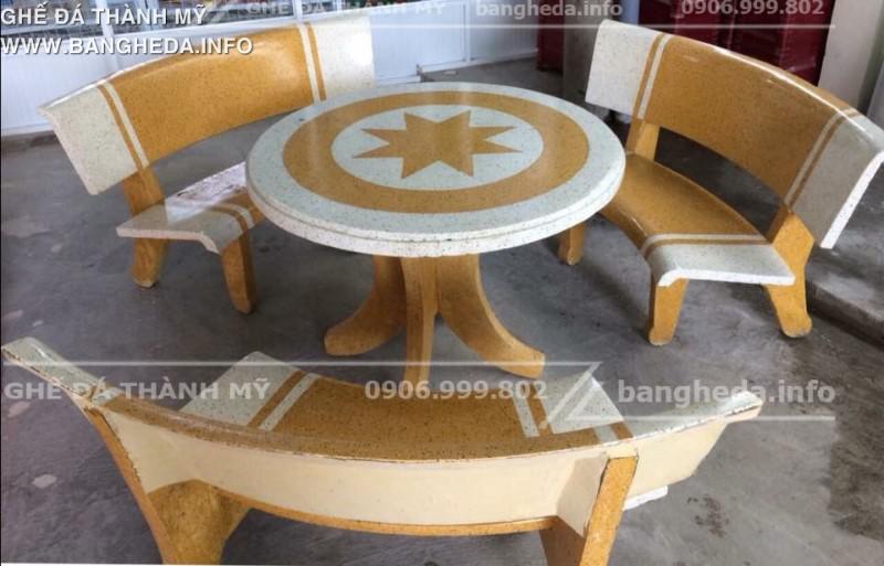 mẫu bàn đá và 3 ghế trắng vàng