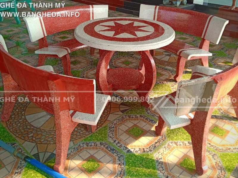 Bàn ghế đá trắng đỏ tròn hình ngôi sao