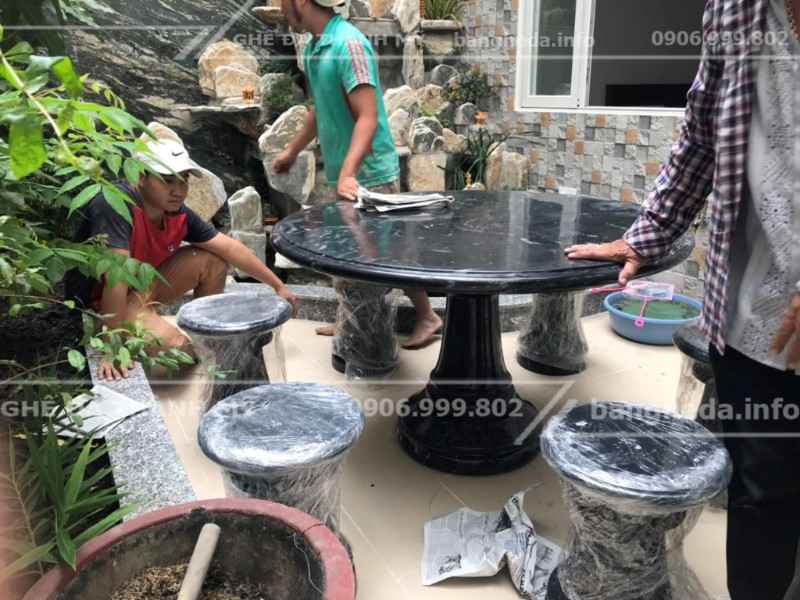 bàn ghế đá nguyên khối 2