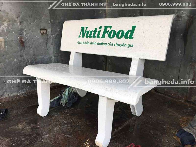 Nuitifood tặng ghế đá trường học 1