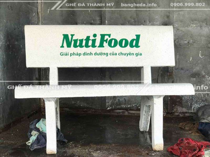 Nuitifood tặng ghế đá trường học 3