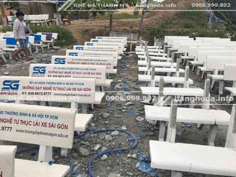 Trường dạy nghề lái xe Sài Gòn tặng ghế đá cho công viên 1