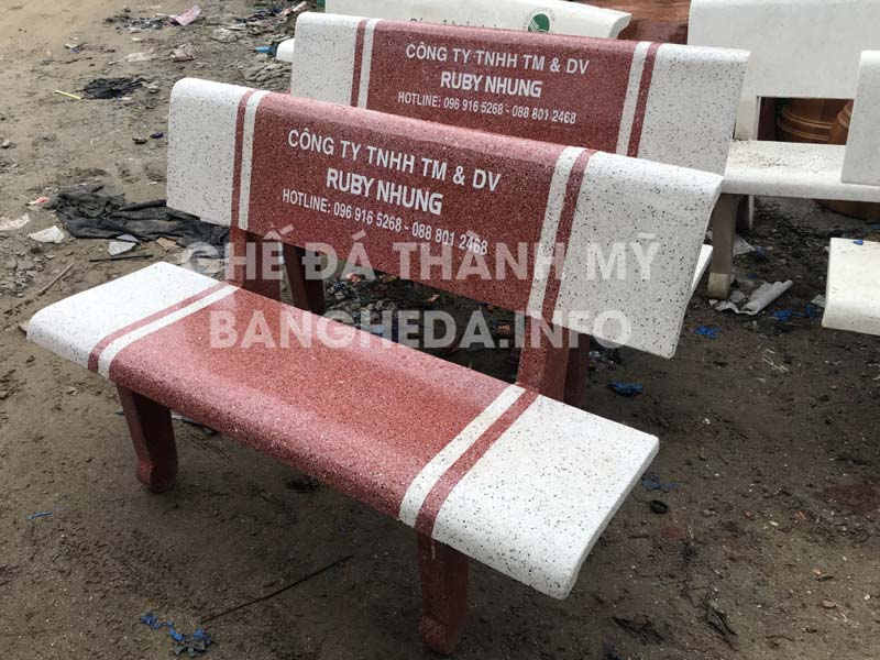 ghế đá công viên trắng đỏ sắc xảo