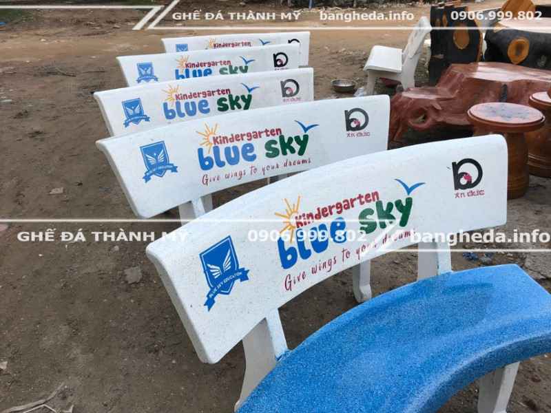 In quảng cáo theo yêu cầu lên ghế đá granito tặng công viên 2