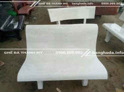 Ghế đá liền tựa màu trắng